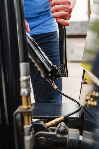 Smarownica dźwigniowa 400 cm3 z wężykiem 8 x 300 mm (10000Psi)